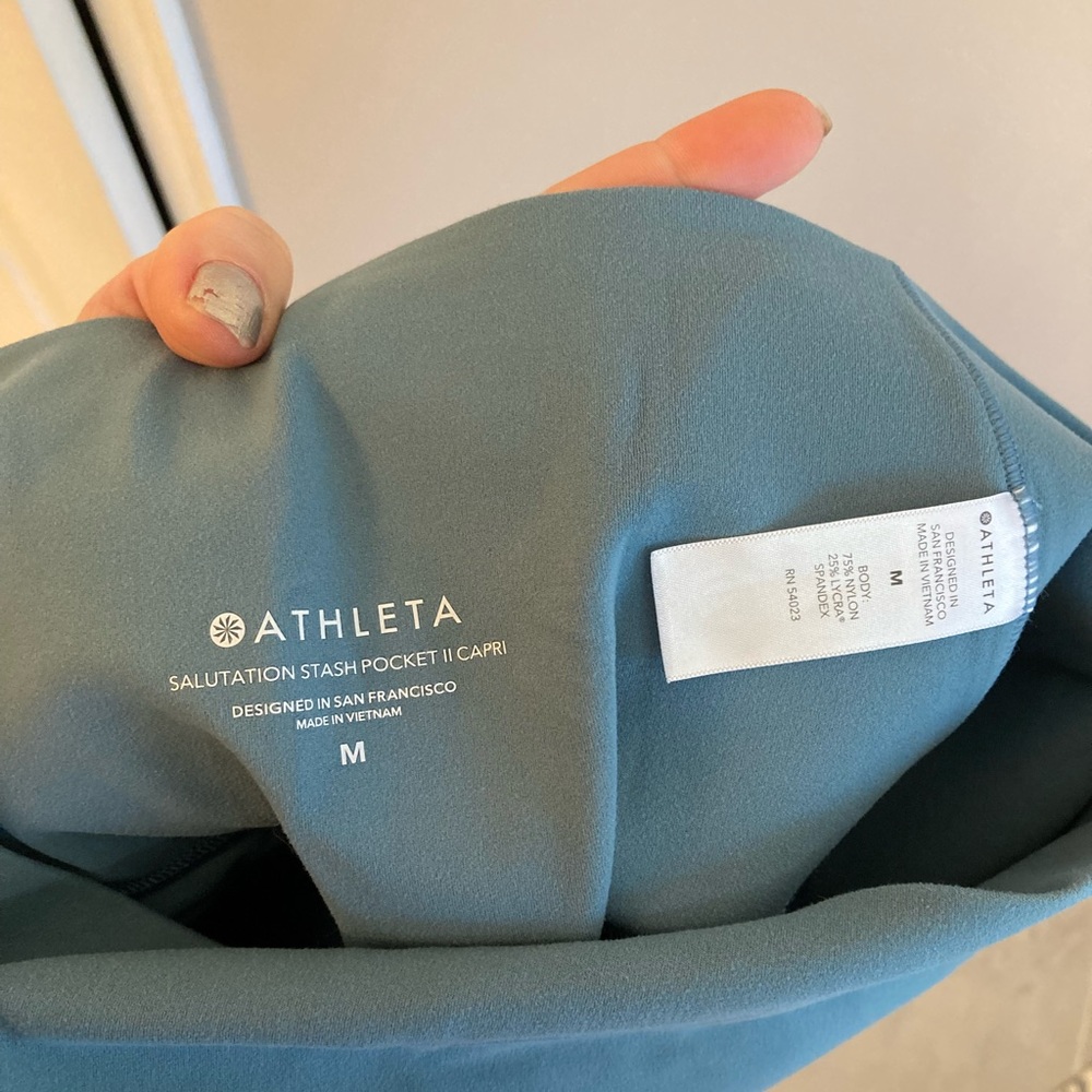 EUC Athleta Salutation Stash Pocket II Capri leggings size M Teal Blue - Picture 4 of 4